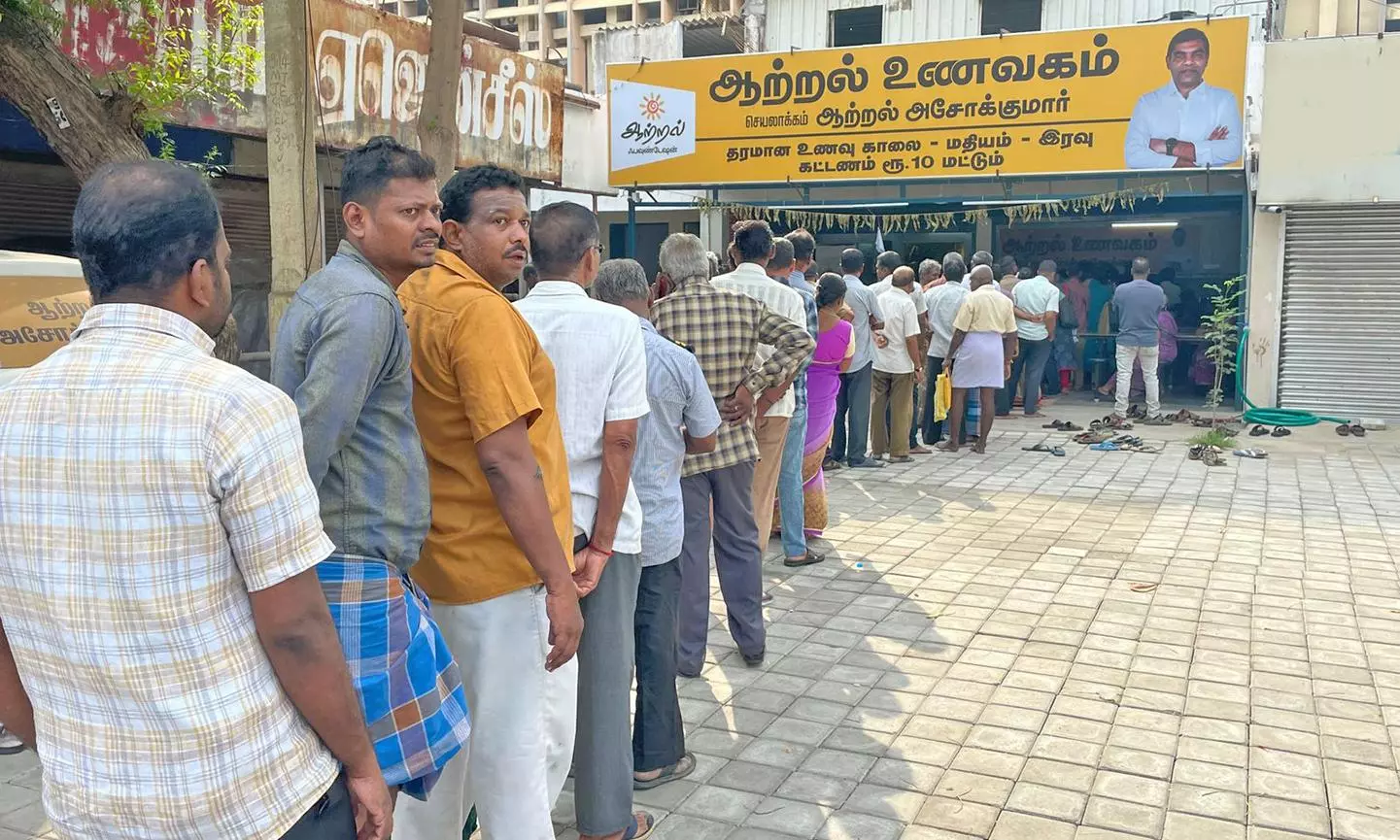 ரூ.10-க்கு சுடச்சுட இட்லி, சாதம்: ஈரோடு மலிவு விலை உணவகத்தில் குவியும் பொதுமக்கள்