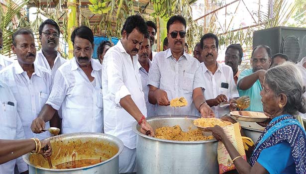 வந்தவாசி தி.மு.க.வினர் பொதுமக்களுக்கு அன்னதானம் வந்தவாசி தி.மு.க.வினர் பொதுமக்களுக்கு அன்னதானம்