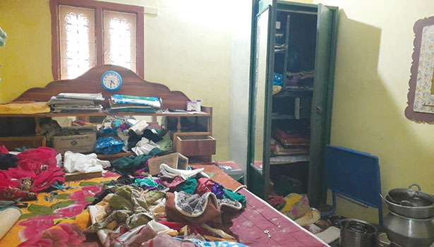 வீட்டின் பூட்டை உடைத்து நகை, பணம் கொள்ளை வீட்டின் பூட்டை உடைத்து நகை, பணம் கொள்ளை