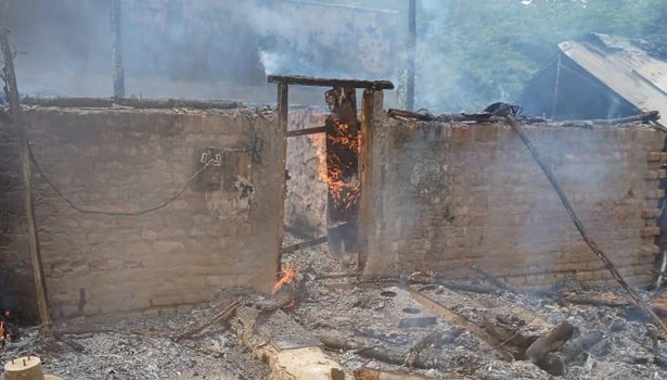 பெரியபாளையம் அருகே கியாஸ் சிலிண்டர் வெடித்து குடிசை வீடு தீப்பிடித்தது பெரியபாளையம் அருகே கியாஸ் சிலிண்டர் வெடித்து குடிசை வீடு தீப்பிடித்தது