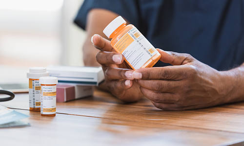 10-ம் வகுப்பு படித்து விட்டு ஆங்கில மருத்துவம் பார்த்த முதியவர்