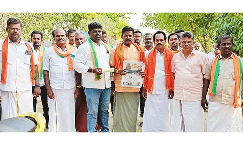 மத்தியில் ஆட்சி அமைந்து 8 ஆண்டு நிறைவு-பா.ஜ.க.வினர் இனிப்பு வழங்கி கொண்டாட்டம்