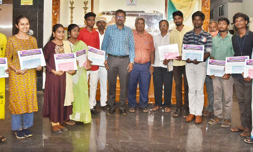 கலைப்போட்டியில் வென்ற மாணவர்களுக்கு பரிசு - கலெக்டர் வழங்கினார்