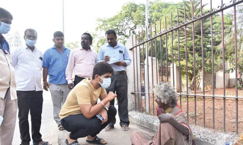 நடைபாதையில் ஆதரவற்ற மூதாட்டியிடம்   நலம் விசாரித்த மாநகராட்சி கமிஷனர்