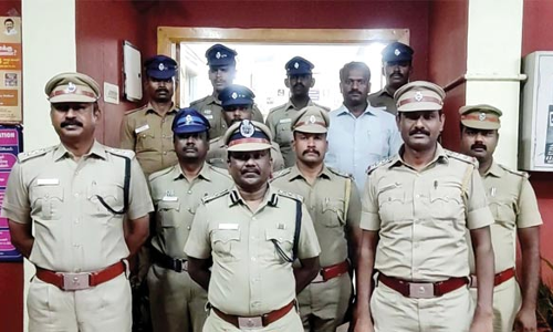 கோவையில் கொள்ளை கும்பலை பிடித்த போலீசாரை நேரில் பாராட்டிய டி.ஐ.ஜி