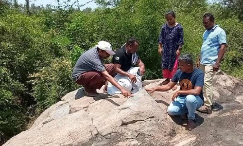 உத்திரமேரூர் அருகே பழங்கால மனிதர்கள் கல் ஆயுதத்தை தீட்ட பயன்படுத்திய இடம் கண்டுபிடிப்பு