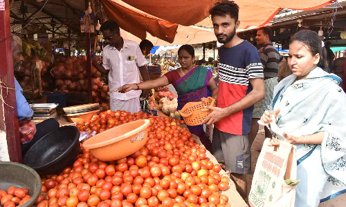 ஈரோடு மார்க்கெட்டில் தக்காளி விலை குறைந்தது