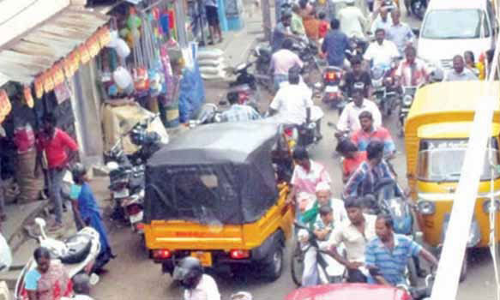 சீசன் முடிவடைந்தும்  குவியும் சுற்றுலா பயணிகள்