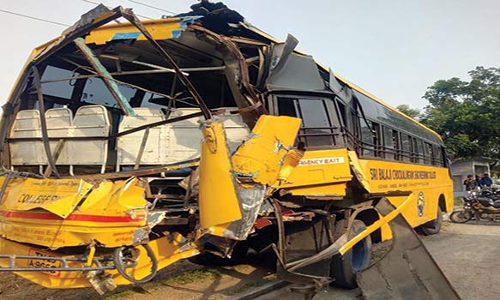 ஆரணி அருகே கல்லூரி பஸ் மீது கன்டெய்னர் லாரி மோதல்: 30 மாணவர்கள் படுகாயம்