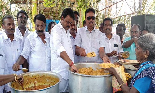 வந்தவாசி தி.மு.க.வினர் பொதுமக்களுக்கு அன்னதானம்