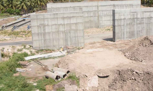 பெதப்பம்பட்டி ராஜவாய்க்கால் பள்ளத்தை கடக்க மேம்பாலம் கட்டும் பணிகள் தீவிரம்