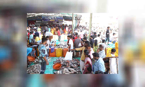 தென்னம்பாளையம் சந்தையில் மீன் வாங்க குவிந்த பொதுமக்கள்