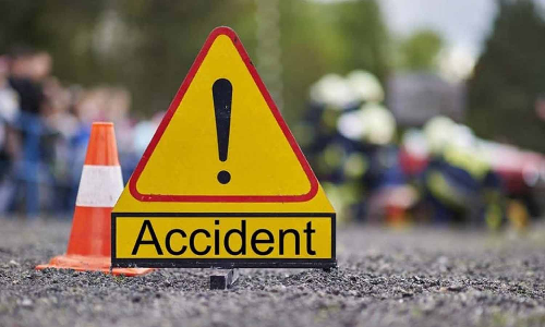 பெயர் பலகை தடுப்பு சுவர் மீது கார் மோதல்: தனியார் நிறுவன மேலாளர் பலி