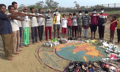 உலக சுற்றுச்சூழல் தினம்- சுற்றுலா பயணிகளிடம் விழிப்புணர்வு ஏற்படுத்திய யோகாசன கலைஞர்கள்