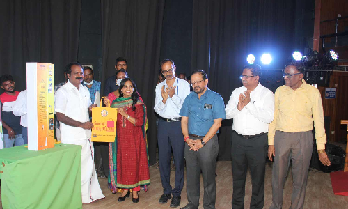 10 ரூபாய் நாணயம் செலுத்தினால் மஞ்சப்பை கிடைக்கும்- சென்னையில் செயல்பாட்டுக்கு வந்தது இயந்திரம்