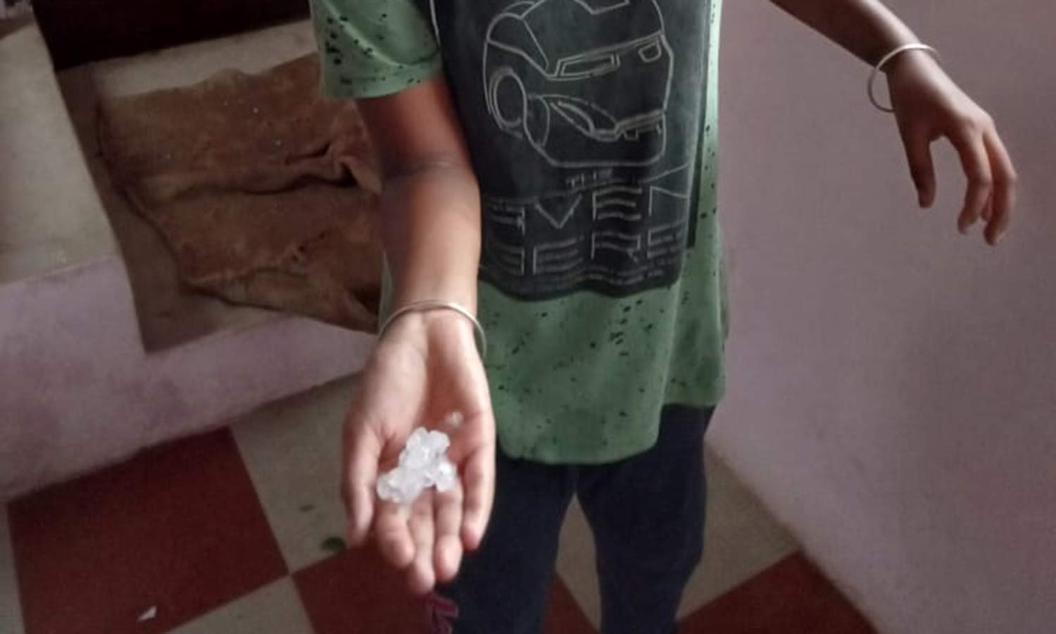 கிருஷ்ணகிரி, தருமபுரியில் சூறாவளி காற்றுடன் கனமழை- அரூரில் ஆலங்கட்டி மழை பெய்தது