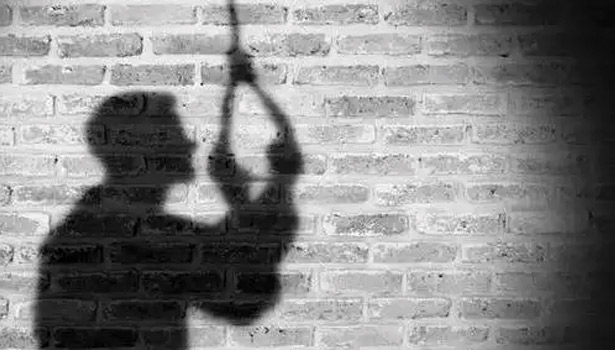 வாலாஜாவில் வாலிபர் தூக்குப்போட்டு தற்கொலை