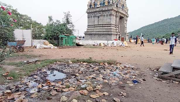மலைவாழ் மக்கள் போராட்டத்தால் மருதமலையில் குவிந்த குப்பைகள்