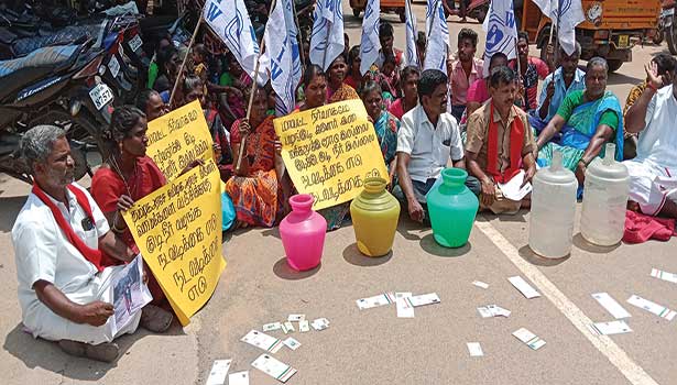 வேலூரில் ஓசியில் மது கேட்டு டாஸ்மாக் கடை முன்பு வாலிபர் ரகளை வேலூரில் ஓசியில் மது கேட்டு டாஸ்மாக் கடை முன்பு வாலிபர் ரகளை