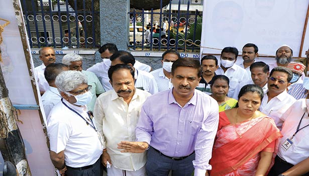 வேலூர்-ஆற்காடு ரோட்டில் தனியார் ஆஸ்பத்திரி முன்பு சுரங்க நடைபாதை - கலெக்டர், எம்.எல்.ஏ., மேயர் ஆய்வு வேலூர்-ஆற்காடு ரோட்டில் தனியார் ஆஸ்பத்திரி முன்பு சுரங்க நடைபாதை - கலெக்டர், எம்.எல்.ஏ., மேயர் ஆய்வு