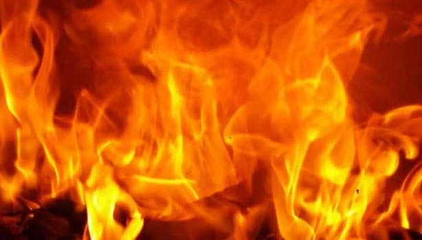 விருத்தாசலம் அருகே தீ விபத்தில் 3 வீடுகள் நாசம்