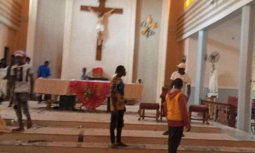 தேவாலயத்தில் நுழைந்த மர்மநபர்கள் சூப்பாக்கிச் சூடு- 50 பேர் உயிரிழப்பு