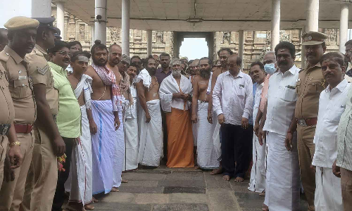 சிதம்பரம் நடராஜர் கோவிலில் கனகசபை மீது ஏறி அமைச்சர் சேகர்பாபு சாமி தரிசனம்