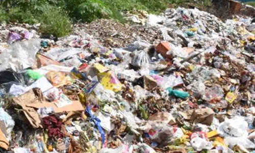 வழித்தடங்களில் கொட்டப்படும் கழிவுகளால் பாதிக்கும் நீர்நிலைகள்