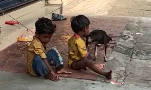 பெற்ற பிள்ளையை கடை முன்பு கட்டிவைத்து சென்ற தாய்