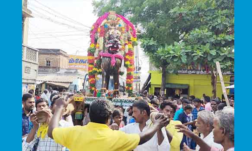கோவில் திருவிழாவில்  சிம்ம வாகனத்தில் சுவாமி எழுந்தருளல்