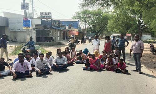 அடிப்படை வசதி கேட்டு பொதுமக்கள் சாலைமறியல்