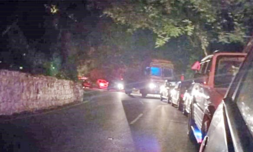 போக்குவரத்து நெரிசலில் சிக்கி தவிக்கும் சுற்றுலாபயணிகள்