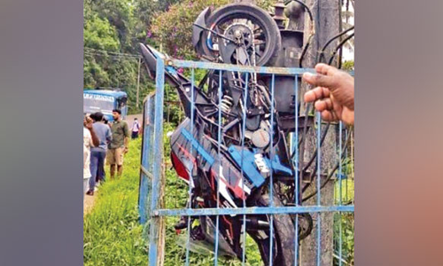 வீலிங் சாகசம் செய்ய முயன்ற போது டிரான்ஸ்பார்மரில் பைக் மோதி அந்தரத்தில் தொங்கிய வாலிபர்