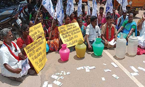 வேலூரில் ஓசியில் மது கேட்டு டாஸ்மாக் கடை முன்பு வாலிபர் ரகளை