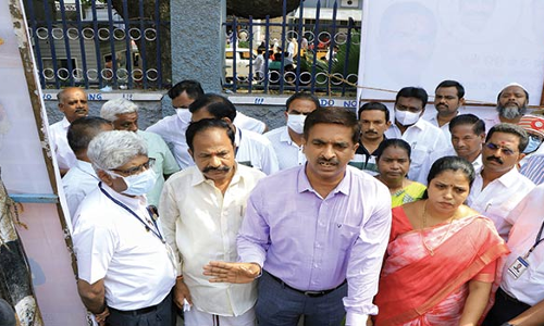 வேலூர்-ஆற்காடு ரோட்டில் தனியார் ஆஸ்பத்திரி முன்பு சுரங்க நடைபாதை - கலெக்டர், எம்.எல்.ஏ., மேயர் ஆய்வு