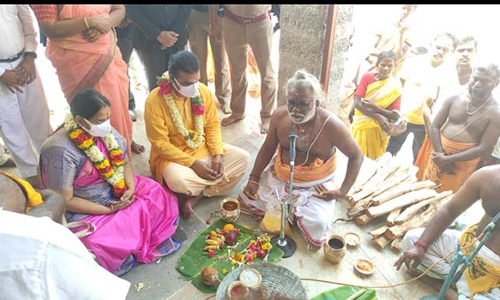 யாகசாலை பூஜையில் உயர்நீதிமன்ற நீதிபதி பங்கேற்பு