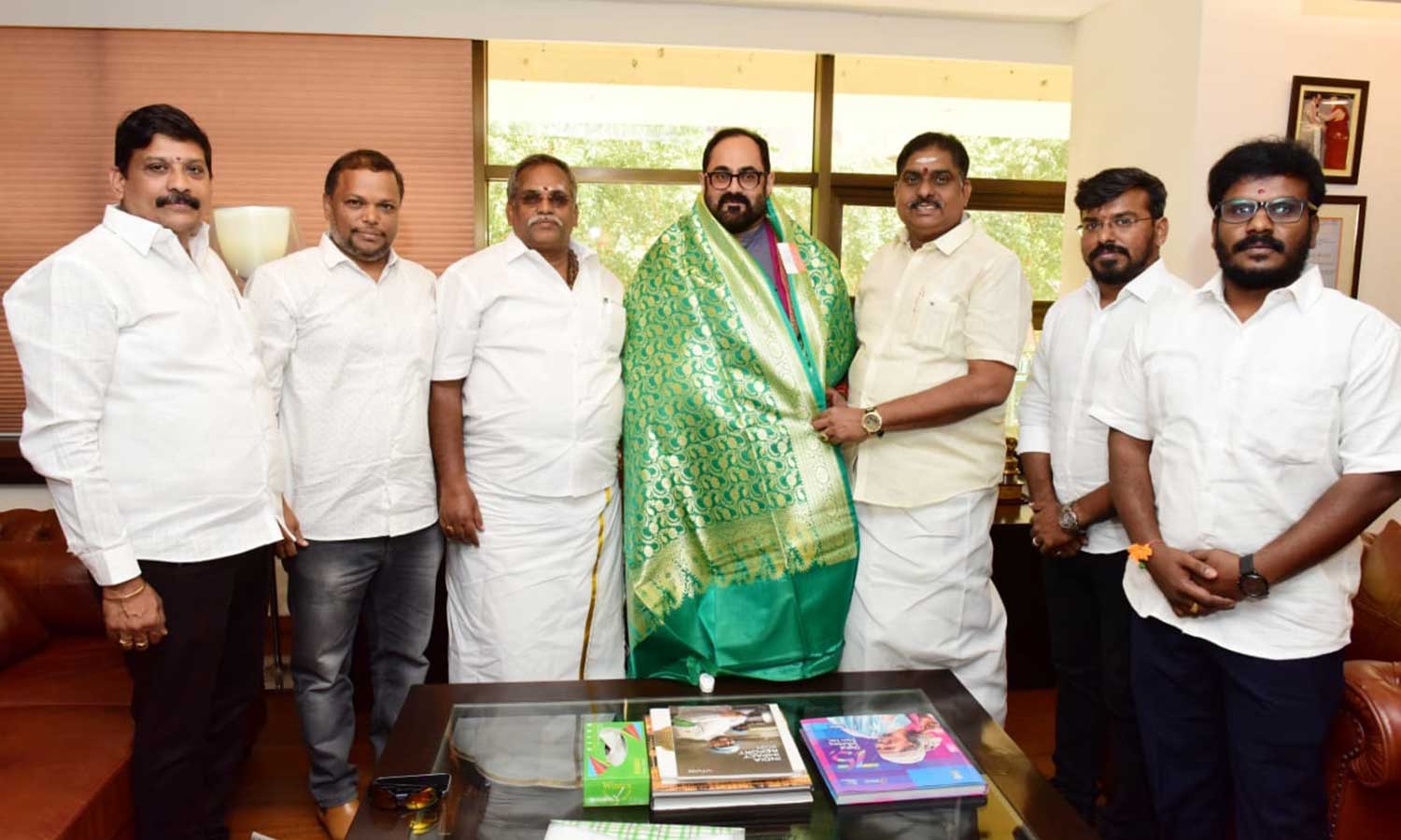 மருந்து தட்டுப்பாடை போக்க வேண்டும் மத்திய மந்திரியிடம் வலியுறுத்தல்