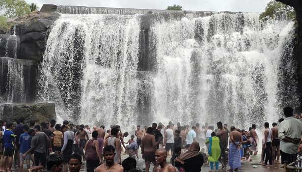 திற்பரப்பு அருவியில் தண்ணீர் கொட்டுகிறது திற்பரப்பு அருவியில் தண்ணீர் கொட்டுகிறது