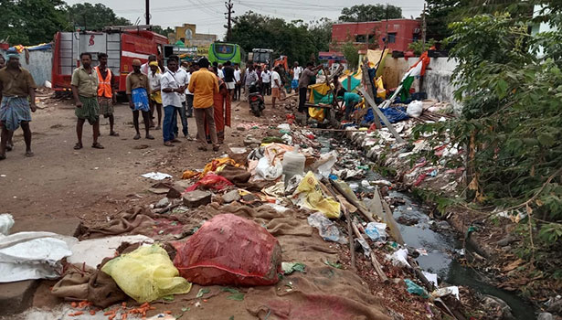 செங்கல்பட்டில் சாலையோரம் ஆக்கிரமித்து வைக்கப்பட்ட 100 கடைகள் அகற்றம் செங்கல்பட்டில் சாலையோரம் ஆக்கிரமித்து வைக்கப்பட்ட 100 கடைகள் அகற்றம்