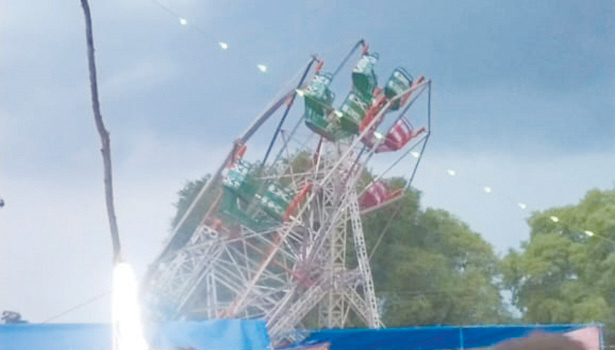 பேரணாம்பட்டு அருகே ராட்டினம் சரிந்து விழுந்தது. பேரணாம்பட்டு அருகே ராட்டினம் சரிந்து விழுந்தது.