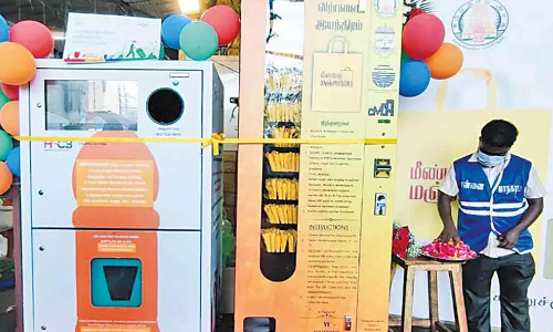 கோயம்பேடு மார்க்கெட்டில் தானியங்கி மஞ்சப்பை விற்பனை எந்திரம்