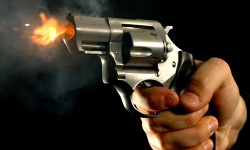 தவறுதலாக தந்தையை சுட்டுக்கொன்ற 2 வயது சிறுவன்- அமெரிக்காவில் மேலும் ஒரு பரபரப்பு சம்பவம்