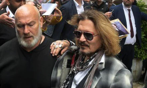 முன்னாள் மனைவிக்கு எதிரான வழக்கில் வெற்றி: ரூ.48 லட்சத்திற்கு விருந்து வைத்த நடிகர்