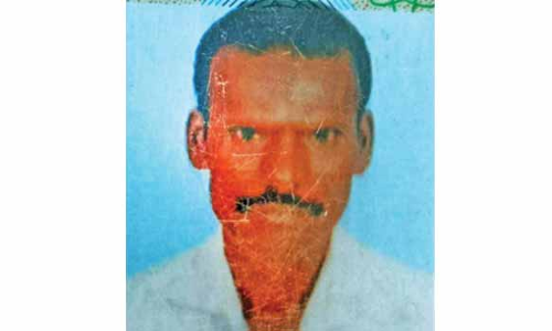 தண்டவாளத்தை கடக்க முயன்ற டிரைவர் ரெயில் மோதி பலி