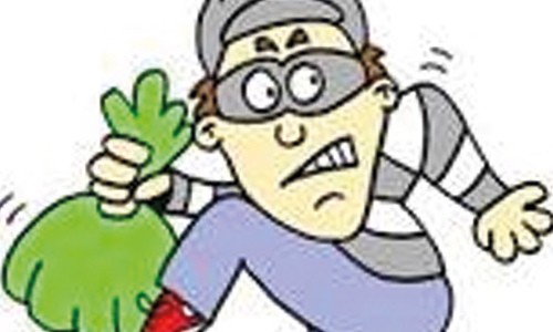 வீடு புகுந்து பெண்ணிடம் நகை கொள்ளை