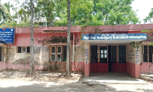 இடிந்து விழும் நிலையில் பழைய ஆரம்ப சுகாதார நிலையம்