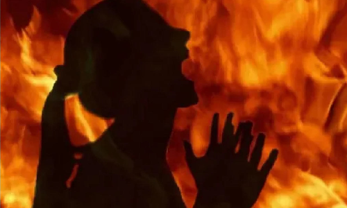 தீ விபத்தில் இளம்பெண் உடல் கருகி பலி