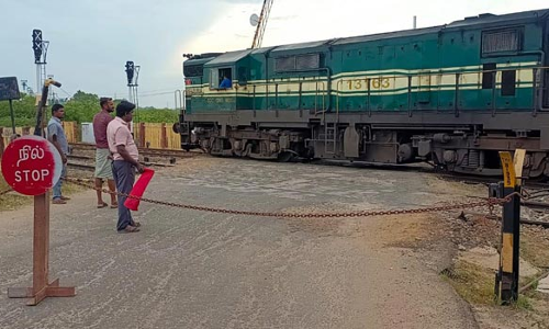 சங்கரன்கோவிலில் வாகனம் மோதி  ரெயில்வே கேட் சேதம்