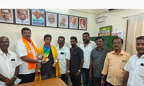 கல்லூரி மாணவர் 7 தங்கம் வென்று சாதனை