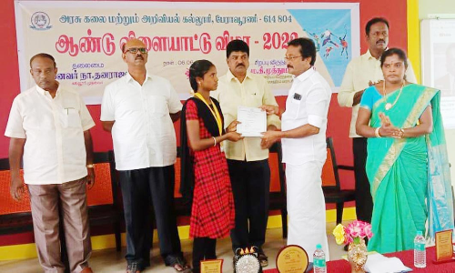 விளையாட்டு போட்டிகளில் வென்ற மாணவர்களுக்கு பரிசு